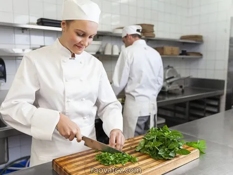Quán ăn ở thành phố Sokolov cần tuyển phụ bếp nóng