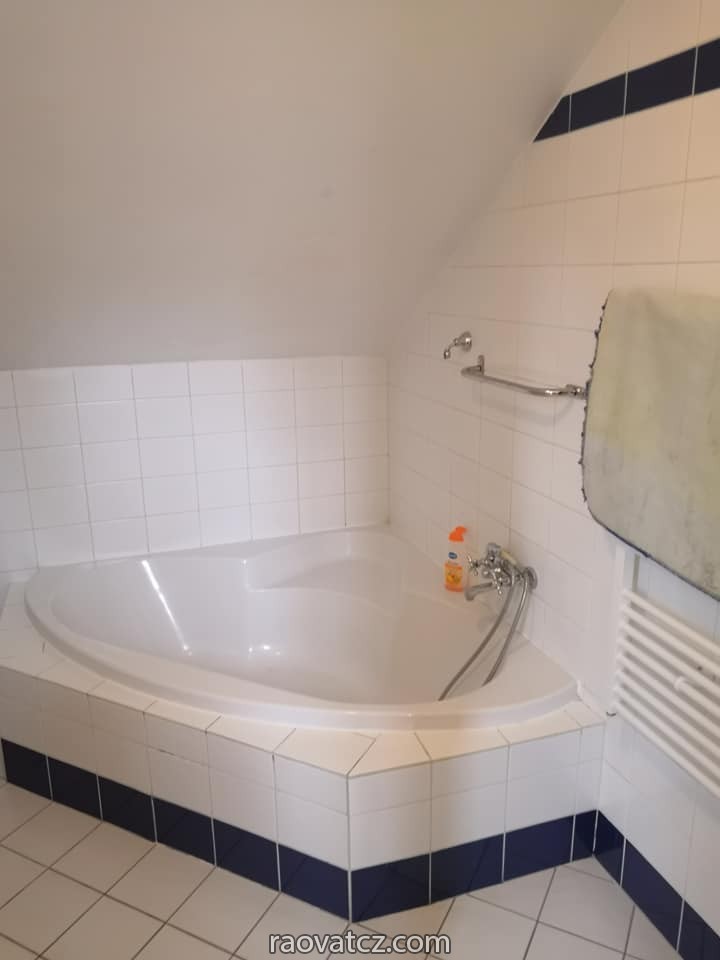 Cần cho thuê nhà 4+1 diện tích 80m2, tầng 3 có balkon tại Praha - Modřany