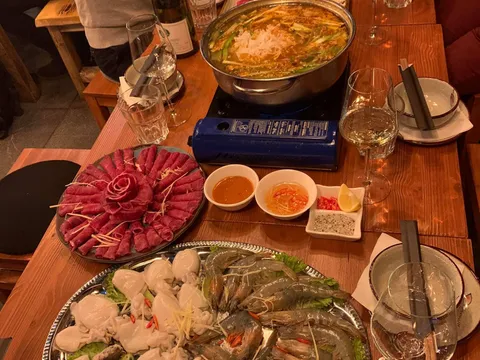 DuHa sushi tìm 2 bồi bàn làm full time làm lâu dài