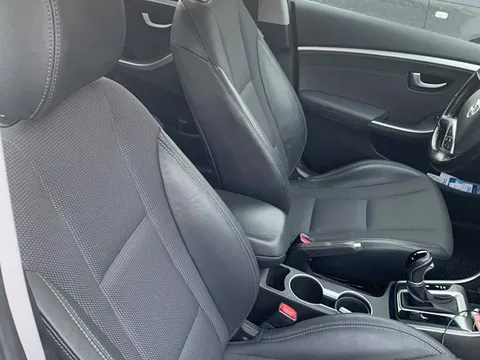 Bán xe Hyundai i30 đời 2014 mới chạy 54 nghìn km, số tự động, camera lùi