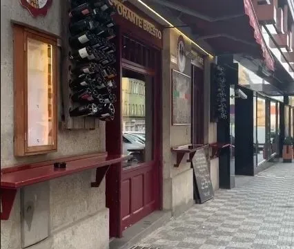 Bán quán diện tích rộng và 1 căn hộ 50m trên tầng tại Praha 1
