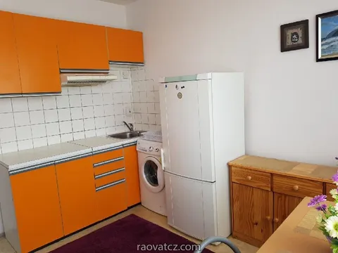 Cần cho thuê nhà 2kk ( 42 m2 ) gần chợ Sapa , Praha - Libuš.