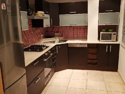 Cần cho thuê nhà 2KK (60 m2 +6 m2 balkon) Praha - Kamýk .