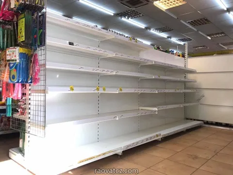 Thanh lý toàn bộ giàn kệ, trang thiết bị và hàng hoá Potraviny tại Brno