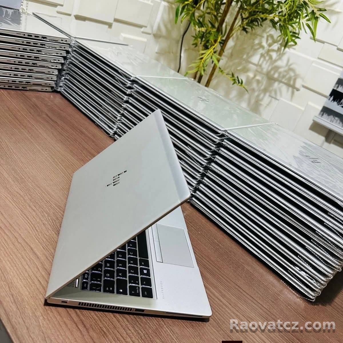 HP EliteBook 735 G6 với cấu hình AMD Ryzen 3 PRO 3300U, 8 GB RAM, 256 GB NVMe SSD và Windows 11 - Hình 1